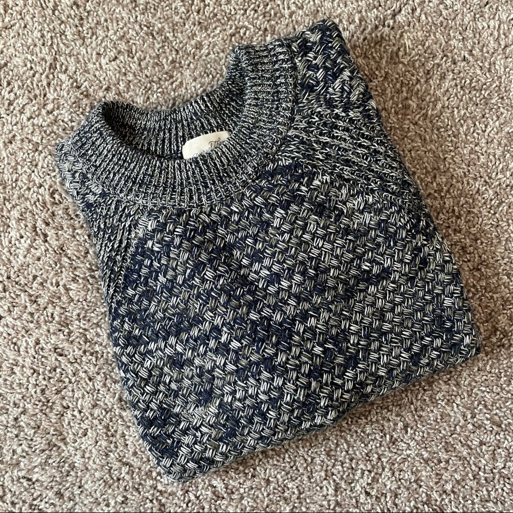 Universal Thread Sweater - Picture 4 of 5